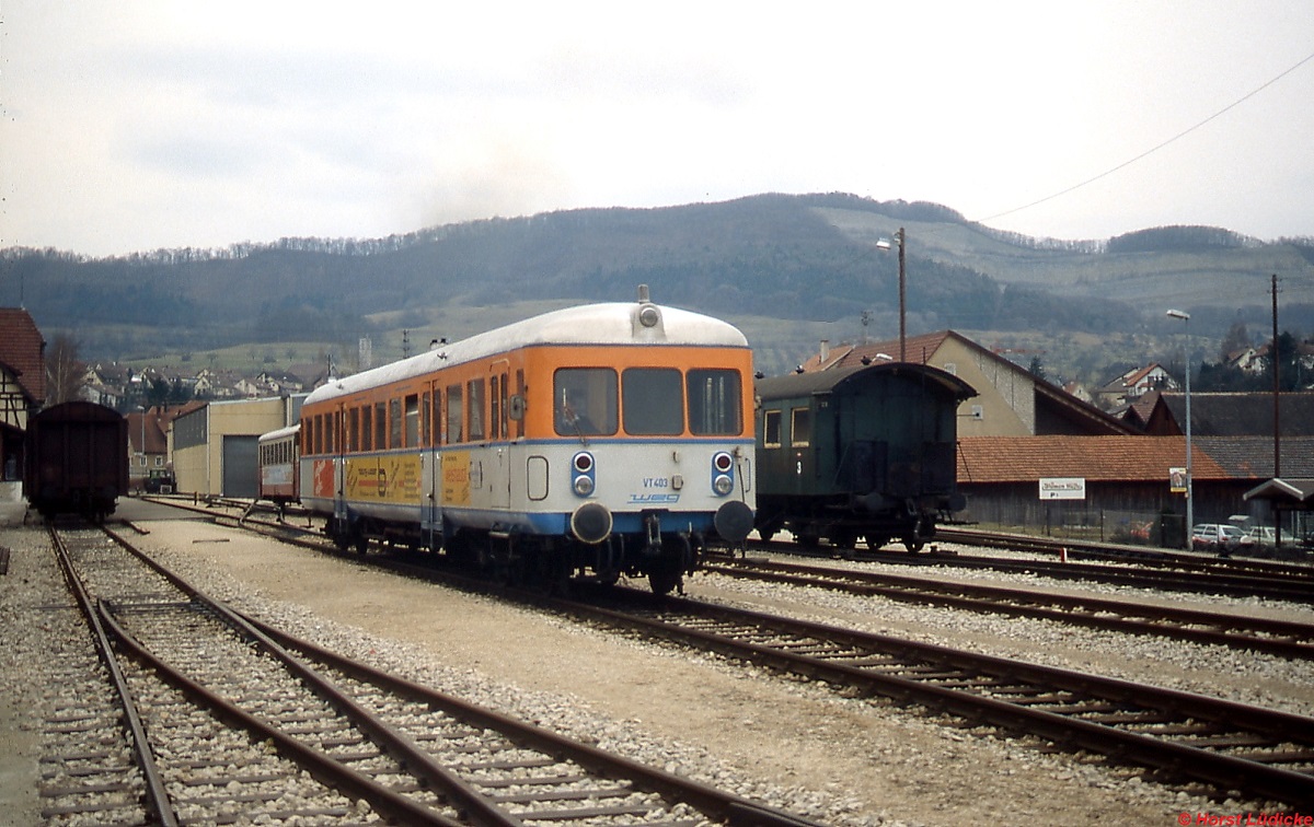 VT 403 der WEG verläßt am 28.02.1992 den Bahnhof Neuffen. Die Waggonfabrik Esslingen lieferte den Triebwagen 1952 unter der Fabrik-Nr. 23493 als T 20 an die WEG, die ihn 1999 weiterverkaufte. 2002 wurde er verschrottet.