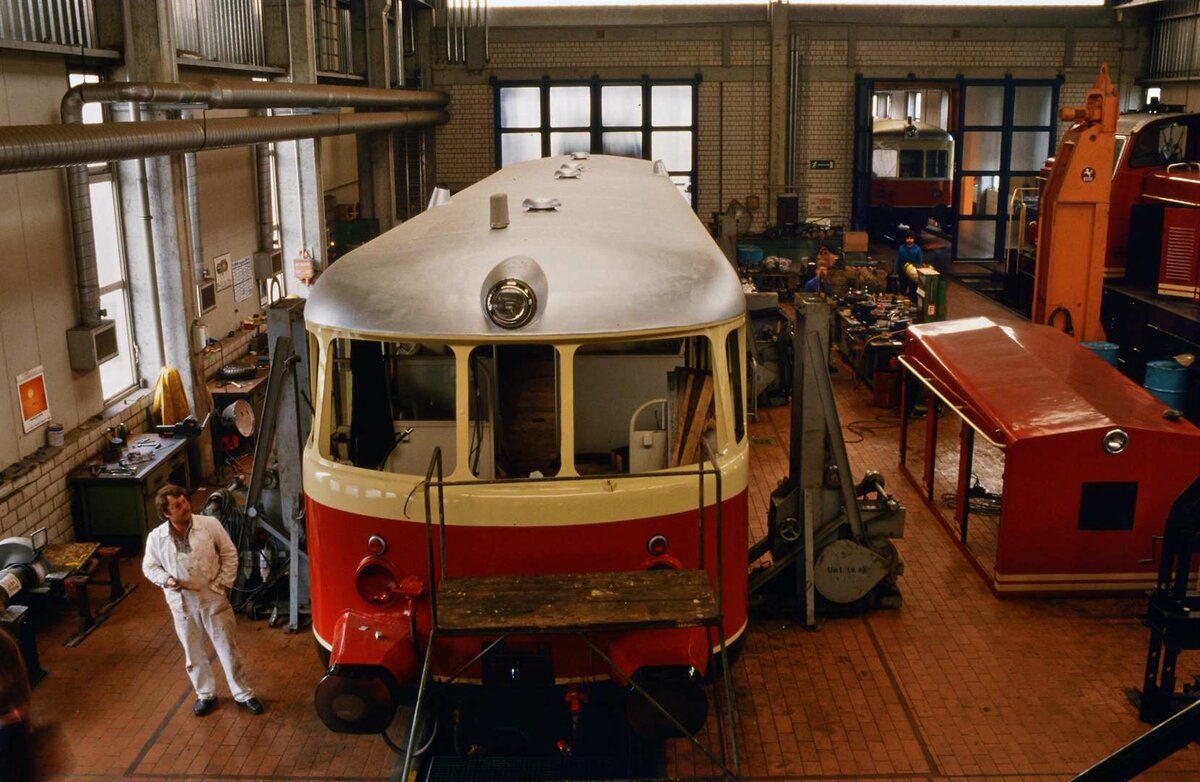 VT 6 der Hohenzollerischen Landesbahn (29.10.1984) bei seiner Überholung im Bw Gammertingen. Der Zugang zu diesem Bw war legal, alle waren sehr freundlich zum Fotografen.