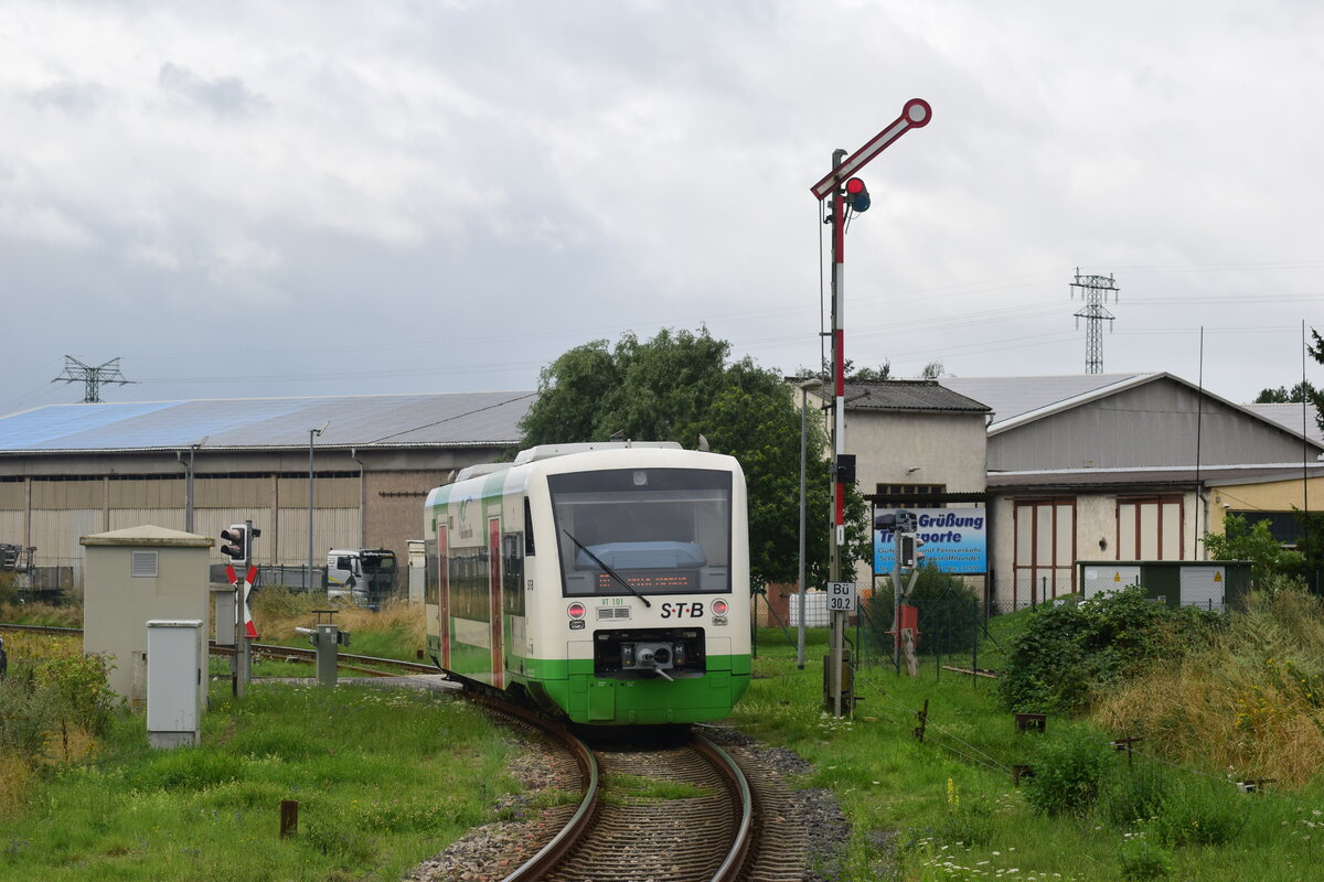 Vt101 verlässt als letzter Zug zur vollen Stunde Wernshausen in Richtung Zella-Mehlis.

Wernshausen 03.08.2023