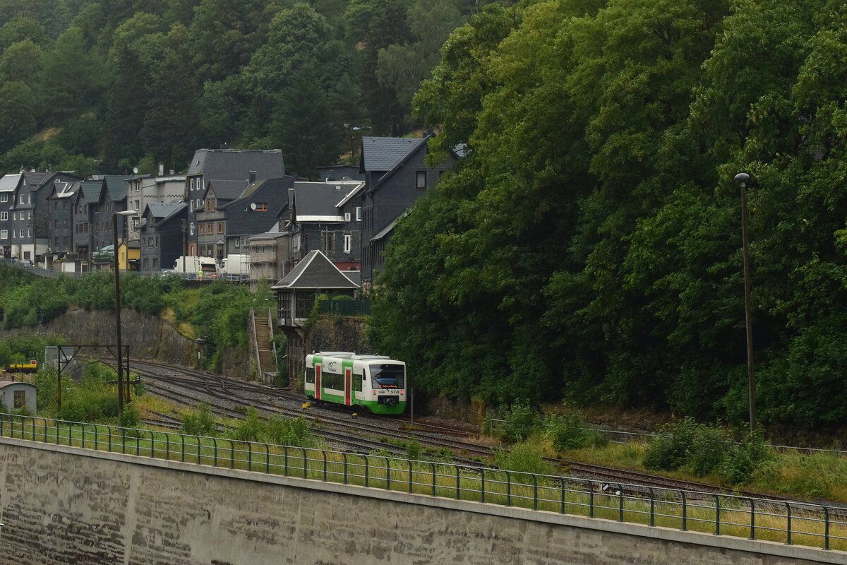 VT116 erreicht von Sonneberg kommend den Bahnhof Lauscha.

Lauscha 02.08.2023