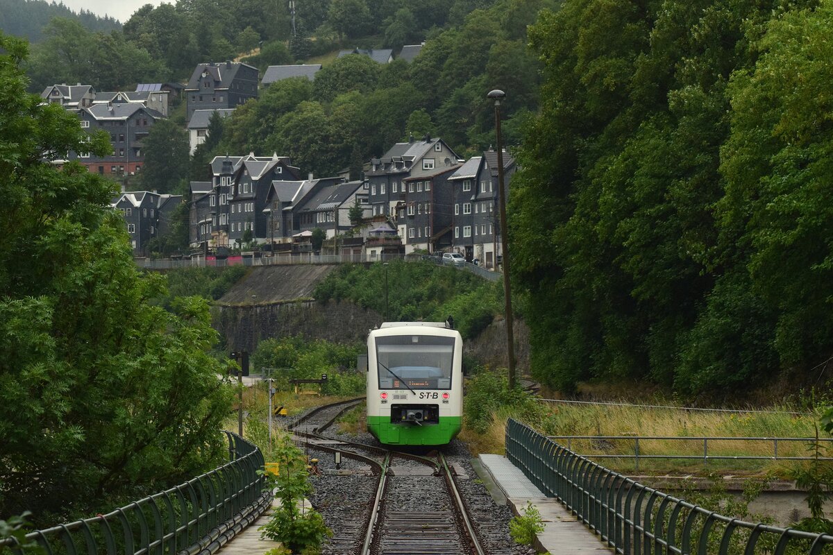 VT117 erreicht von Neuhaus am Rennsteig kommend den Bahnhof Lauscha. Aufgenommen vom Bahnübergang Alte Chaussee.

Lauscha 02.08.2023