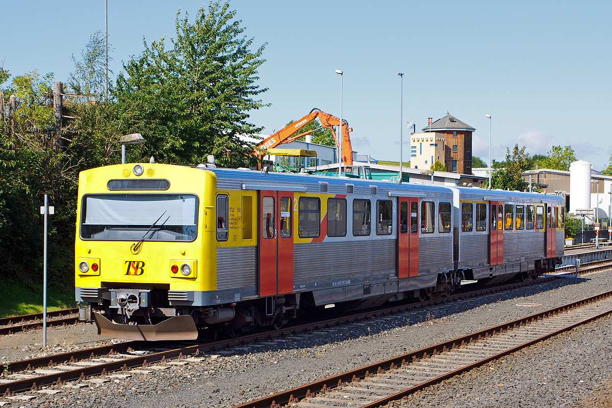 
VT2E. 15A / VS2E. 15B (95 80 0609 015-2 D-HEB) der HLB - Hessische Landesbahn (TSB - Taunusbahn) ist am 11.08.2014 im Bahnhof Usingen abgestellt.

Der Triebzug wurde  1992 von LHB (Linke-Hofmann-Busch) in Salzgitter unter der Fabriknummer 15 A/B gebaut.

Der VT/VS 2E ist ein dieselelektrischer Doppeltriebwagen des Herstellers Linke-Hofmann-Busch (LHB, heute Teil von Alstom Transport Deutschland) für den Nahverkehr. Die Fahrzeuge werden im deutschen Fahrzeugeinstellungsregister als Baureihe 0609.0 geführt.

Weitere Informationen unter: http://hellertal.startbilder.de/bild/deutschland~unternehmen~hlb-hessischen-landesbahn/359594/vt2e-15a--vs2e-15b-95.html