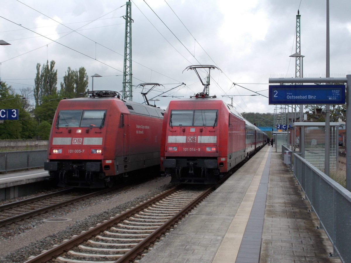 Während 101 005 mit dem EC 379 von Binz in Bergen/Rügen,am 10.Mai 2014,an kam,schob 101 014 ihren IC 2184 aus Hannover aus den Bahnhof.