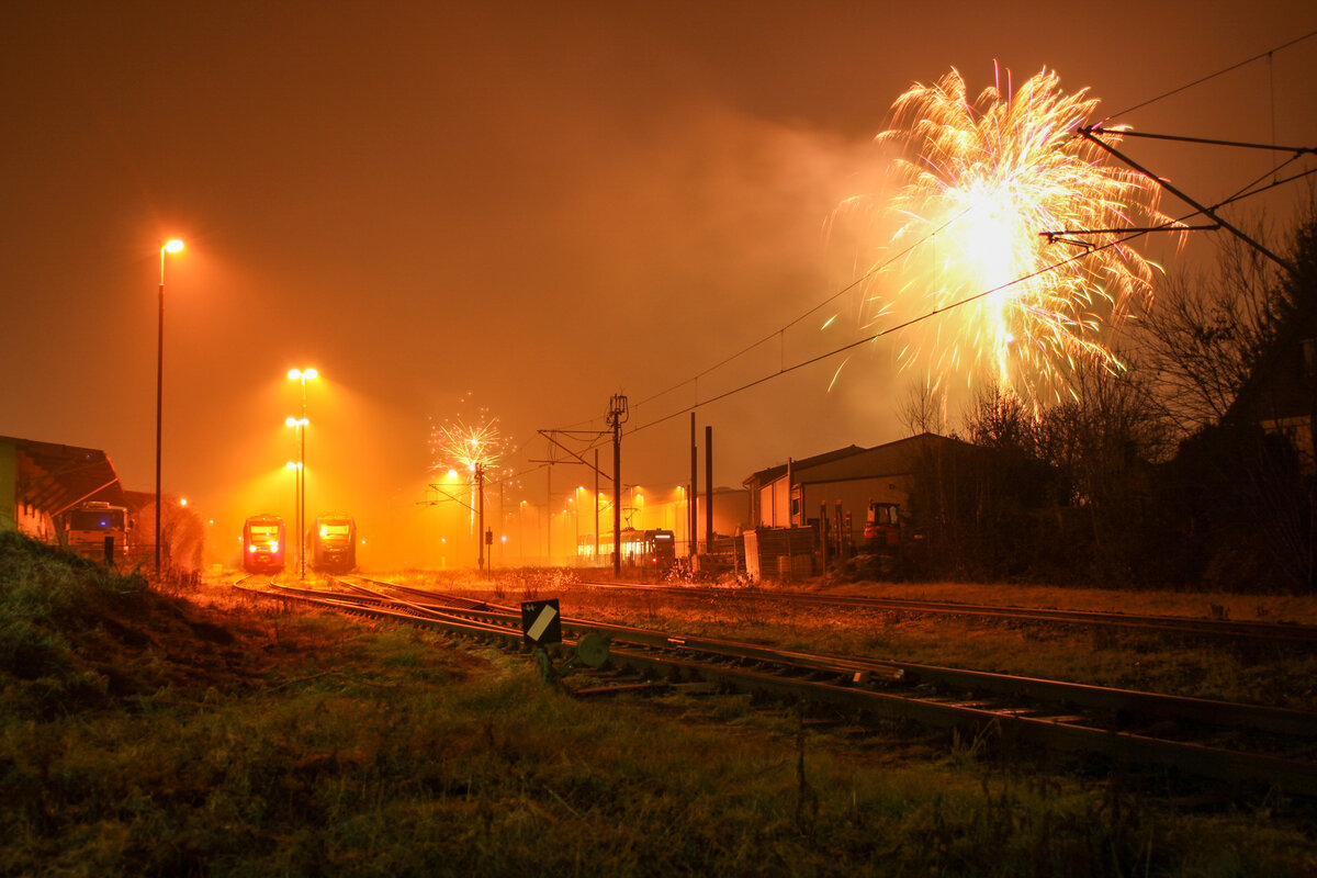 Während 622 434, 622 424 und ein unerkannt gebliebener Saarbahn-Triebwagen in der Abstellung stehen, werden überall um sie herum Feuerwerke und Böller gezündet. (Lebach, 01.01.2025)