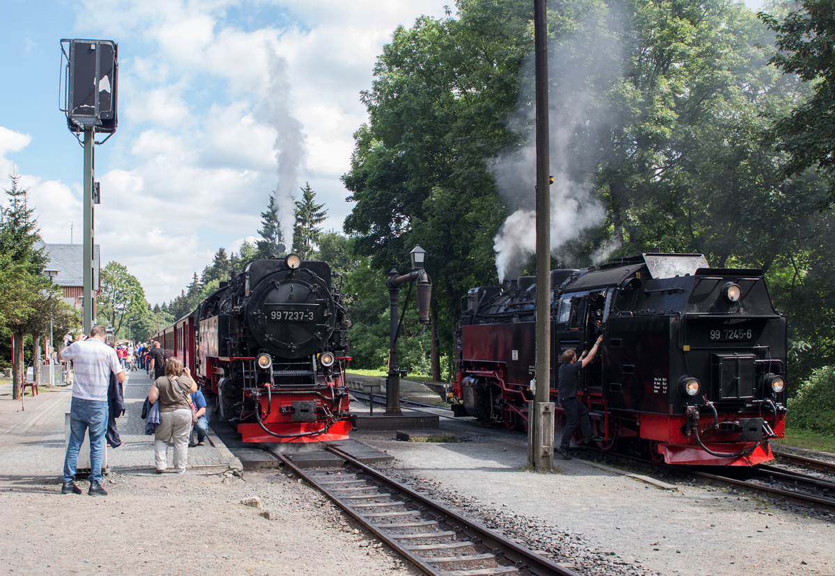 Während 99 7245-6 am 16.08.16 auf der Harzquerbahn eingesetzt wurde und als nächste Leistung nach Eisfelder Talmühle verkehrt, stand 99 7237-3 auf der Brockenbahn im Einsatz und setzt ihre Fahrt aus Wernigerode zum Brocken vom Bahnhof Drei Annen Hohne aus in Kürze fort.