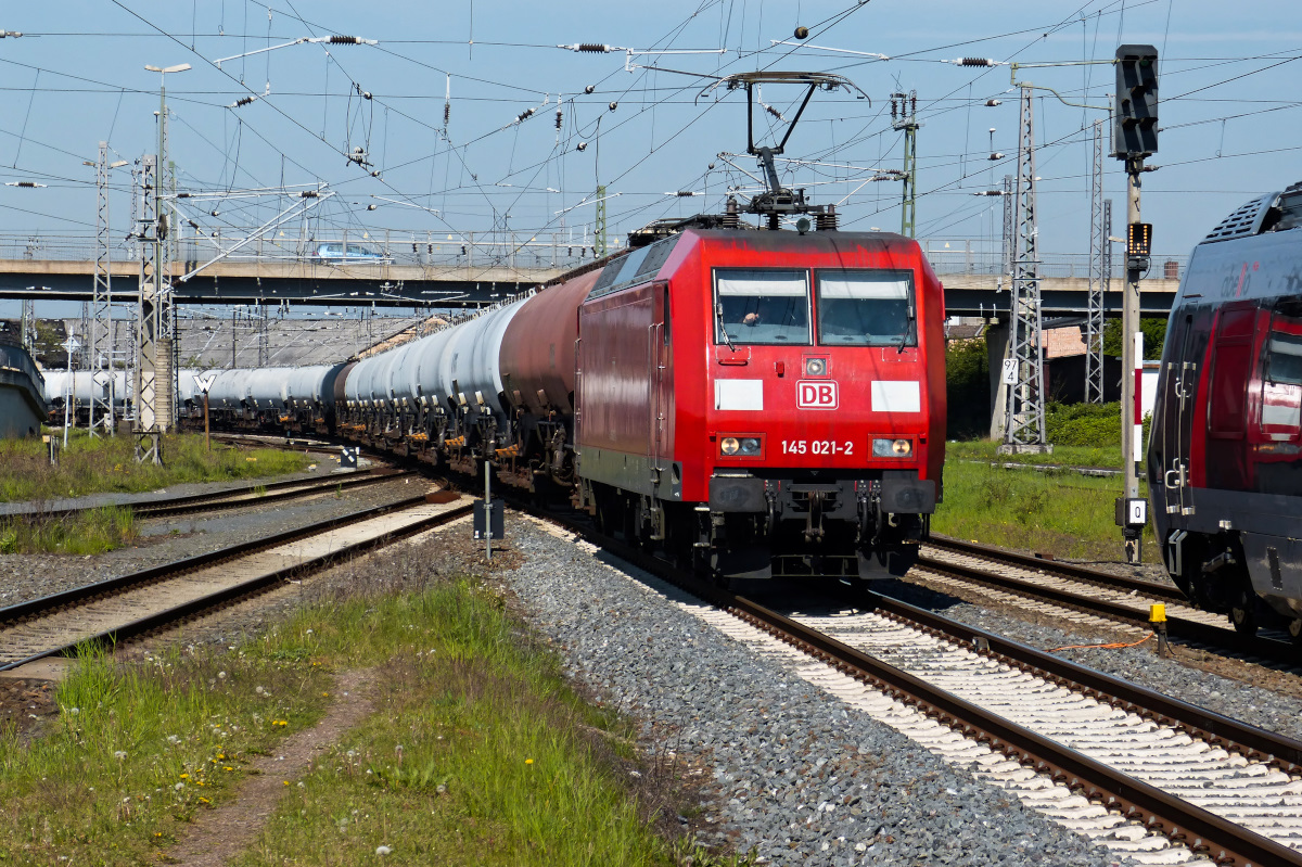 Während die Abellio-Regionalbahn rechts am Bildrand den Bahnhof Nordhausen verließ fuhr 145 021 mit der geballten Faust des Lokführers in den Bahnhof ein mit ihrem Kesselzug 06.05.2016