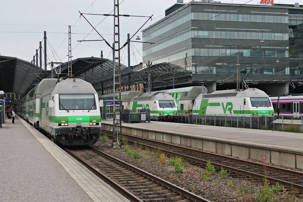 Während am Morgen des 08.07.2019 die Sr2 3216 und Sr2 3204 mit ihren InterCitys auf Abfahrt im Hauptbahnhof von Helsinki warteten, rangierte die Sr2 3219 ihren kurzen InterCity an den Bahnsteig, damit die Passagiere einsteigen konnten.