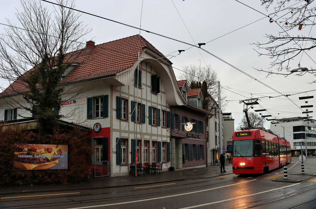 Während auch in der Agglomeration Bern die alten vertrauten Häuser und Kneipen verschwinden, dehnt sich die Stadt mit ihrem modernen Gesicht immer weiter aus. Hier fährt Vevey-Teilniederflurwagen 740 auf der Linie nach Bümpliz an der alten Kneipe vorbei, vor der die Profile für die riesigen neuen Bauten schon gesteckt sind. Bachmätteli, 2.Dezember 2021   