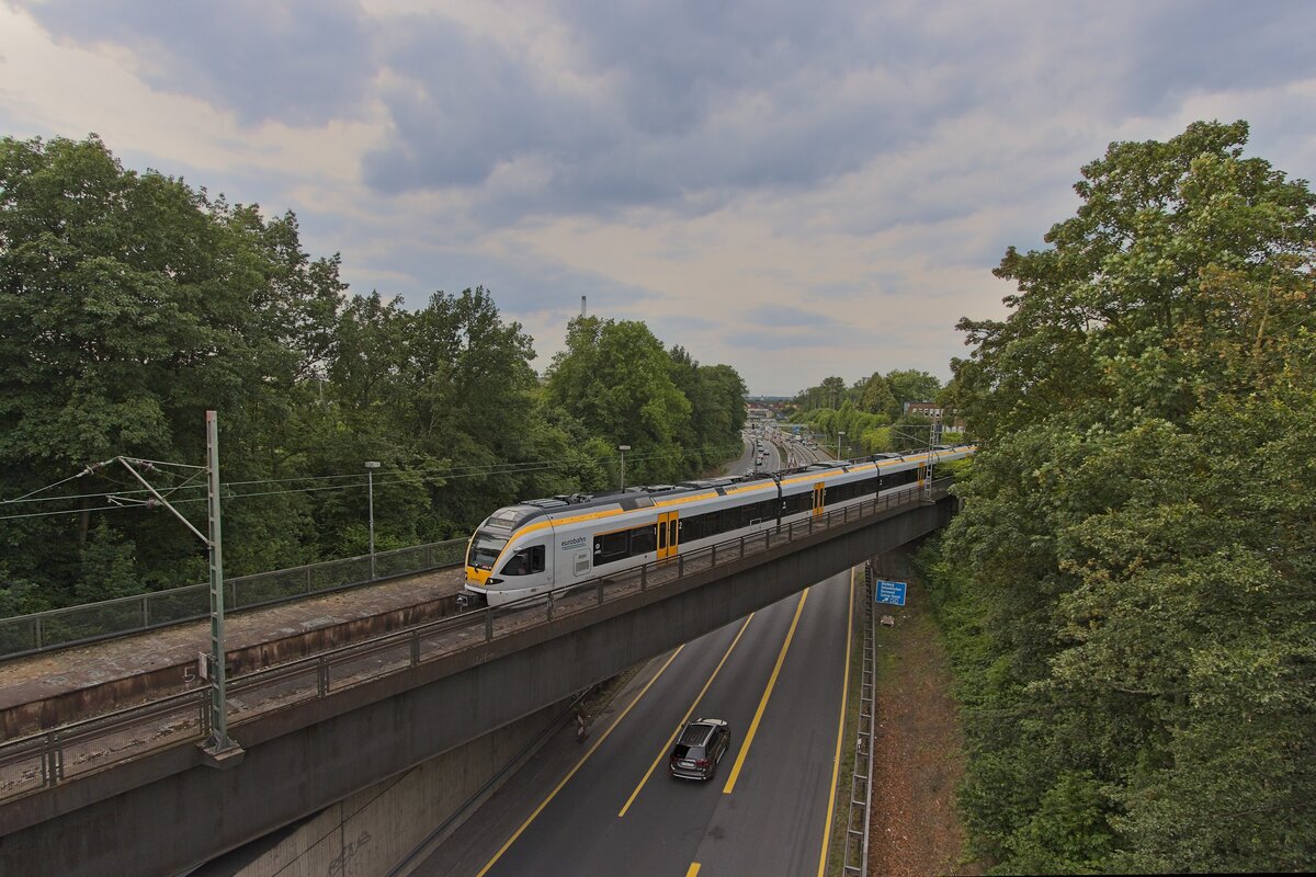 Während einer baustellenbedingten Umleitung verkehrte der RE 3 im Juni über Bochum-Riemke und Herne. ET 7.08 überquert hier die sonst nur vom Güterverkehr genutzte Brücke über die A43, auf welcher sich früher der Haltepunkt Herne-Rottbruch befand (13.06.2024). 