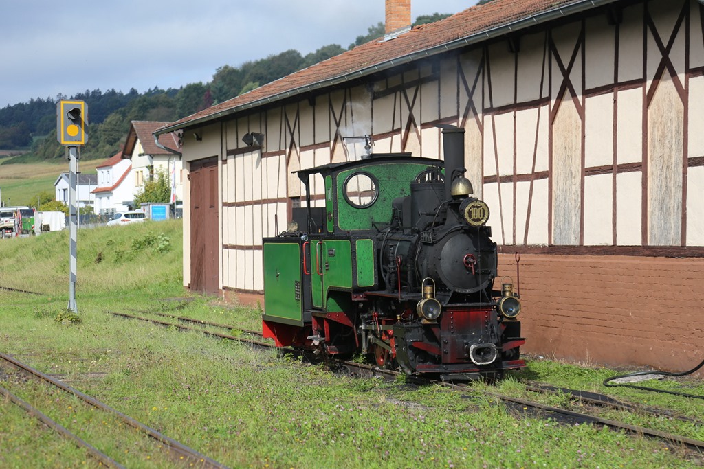 Während der Betriebspause am 6.10.2024 zwischen dem ersten und zweiten Zug nach Wächtersbach stand die Dampflok EMMA parallel zum Lokschuppen auf dem Außengleis.