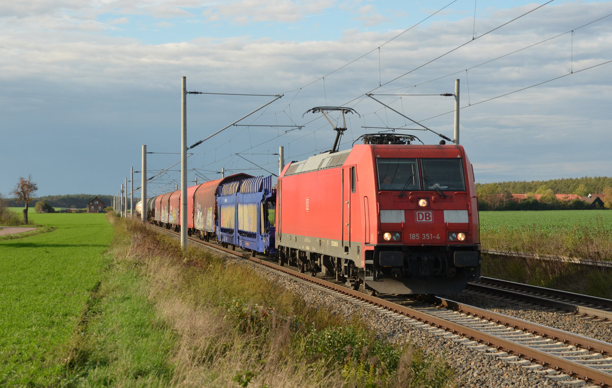 Während es am 20.10.19 im Magdeburger raum regnete schien in Rodleben die Sonne. 185 351 führte am 20.10.19 einen kurzen gemischten Güterzug durch Rodleben Richtung Roßlau.