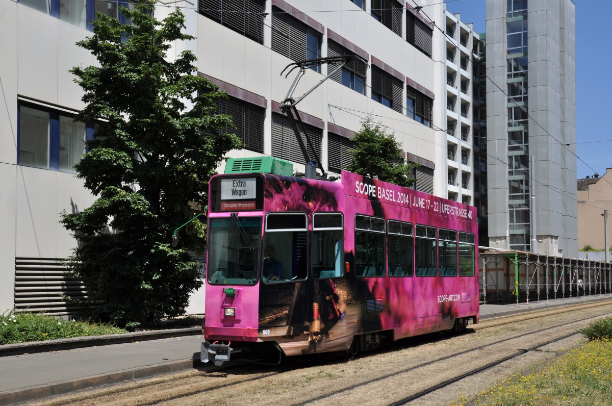Während der Kunstmesse Art Basel verkehrt der Be 4/4 502 mit der SCOPE Art Werbung als Shuttle Tram zwischen dem Badischen Bahnhof und Wiesenplatz. Die Aufnahme entstand am 21.06.2014 kurz vor der Haltestelle Gewerbeschule.