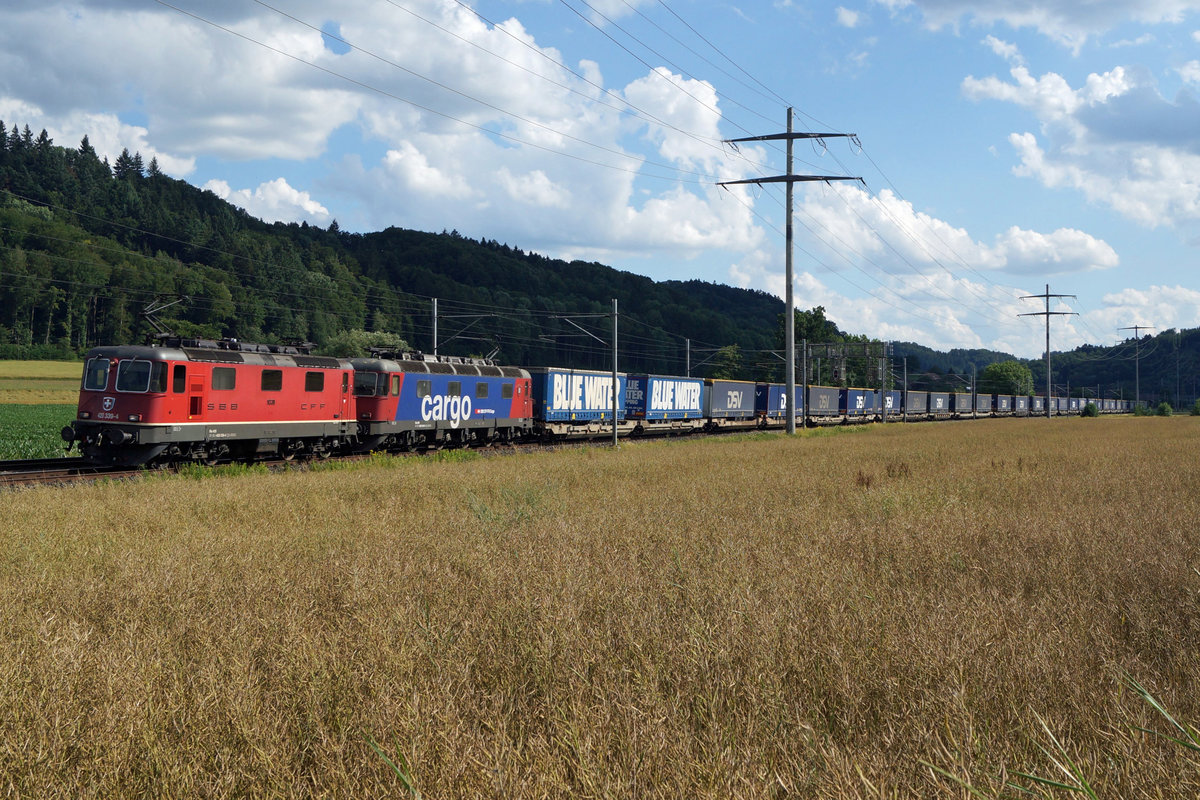 Während den letzten Tagen rar geworden sind die Re 620 bzw. Re 6/6 Lokomotiven im Güterverkehr von SBB CARGO. Da zur Zeit über zwanzig dieser fotogenen Lokomotiven abgestellt worden sind, kommen sie wenigstens in meiner BB.de Fotoserie vom 25. Juli 2019 nicht zu kurz, weil ich diese Kraftpakete mit 10 600 PS auch immer wieder sehr gerne fotografiere.
In Betrieb genommen wurden sie in den Jahren 1972 bis 1977. Langsam aber sicher werden sie nach und nach durch Vectrons ersetzt.
Re 10/10 unterwegs in den Norden bei Bollodingen am 7. Juli 2019. Eingereiht ist die Re 620 062  Reuchenette-Péry .
Foto: Walter Ruetsch  