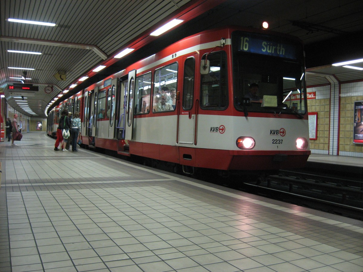 Wagen 2237 und TW 23xx konnten am 27.6.07 als Linie 16 Richtung Srth in der Haltestelle Christophstrae / MediaParkt fotografiert werden.