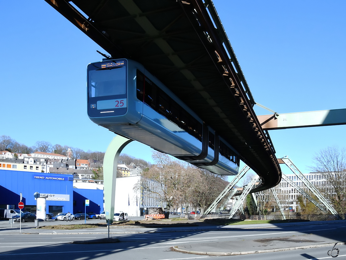 Wagen 25 überquert im Februar 2021 die Friedrich-Engels-Allee in Wuppertal.