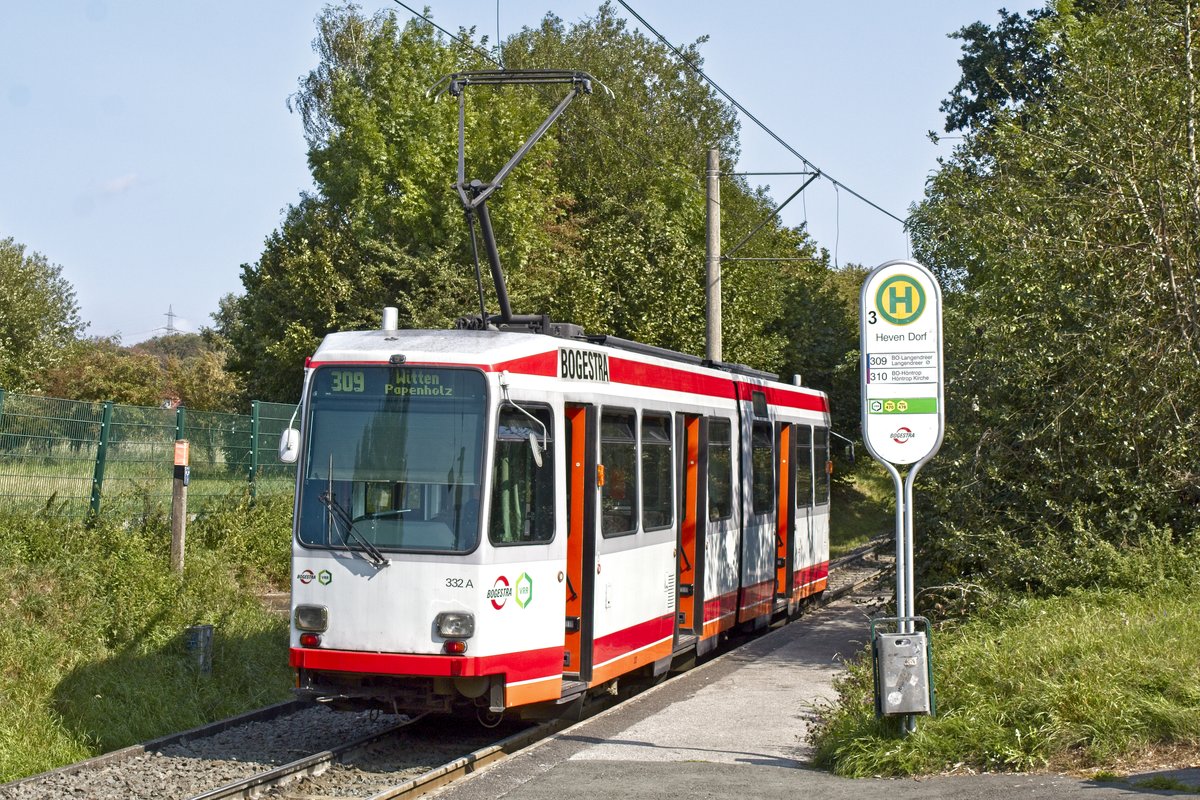 Wagen 332 (DÜWAG M6S) am 12.09.2020 in Heven Dorf kurz vor der Abfahrt auf der damals schon bis Papenholz verkürzten Linie 309. Ab dem 31.10.2020 geht es dann über die verlängerte Strecke nach Langendreer, dann auch mit Variobahnen und die DÜWAG-Wagen verschwinden. 