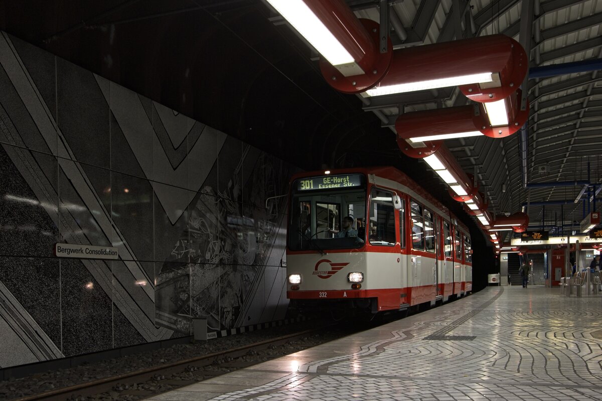 Wagen 332 der VhAG Bogestra auf einer Sonderfahrt anlässlich des 40. Jubiläums des Gelsenkirchener Stadtbahntunnels in der Haltestelle Bergwerk Consolidation (30.05.2024)