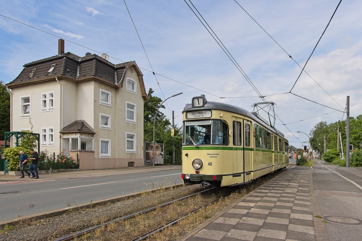 Wagen 40 der VhAG Bogestra überquert auf einer Sonderfahrt anlässlich des 40. Jubiläums des Gelsenkirchener Stadtbahntunnels die Kreuzung am Bahnhof Buer-Süd (30.05.2024)