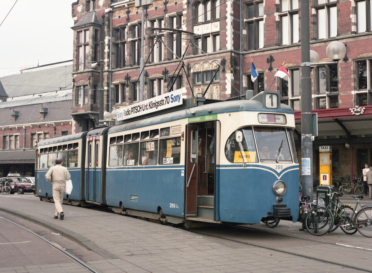 Wagen Nr 269 (ex KVG,Kassel) bei einer Stadtrundfahrt in Amsterdam am 30.08.1987. Hier wartet der Zug vor dem Hbf Amsterdam CS auf weiterfahrt. Scanbild 94589.Kodak VericolorIII.