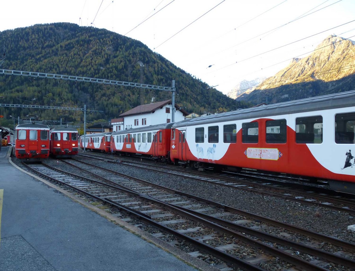 Wahrscheinlich zum letzten Mal sind fünf Fahrzeuge aus der EAV-Serie auf einem Bild vereint. TMR ABDe 6 & 9 zusammen mit den Bt 31-33 am 31.10.2014 in Orsières. Anschliessend wurden die drei Steuerwagen in den Abbruch überführt.