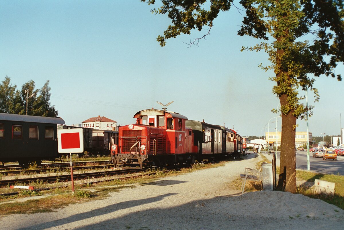 Waldviertelbahn, Gmünd, ÖBB-Diesellok 2091.03 wartet mit einem Zug auf ihre Weiterfahrt 
Datum: 18.08.1984