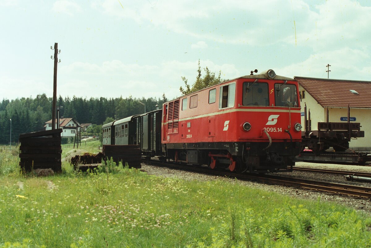 Waldviertelbahn zu ÖBB-Zeiten, Diesellok 2095.14 vor dem Bahnhof Alt-Nagelberg, 20.08.1984