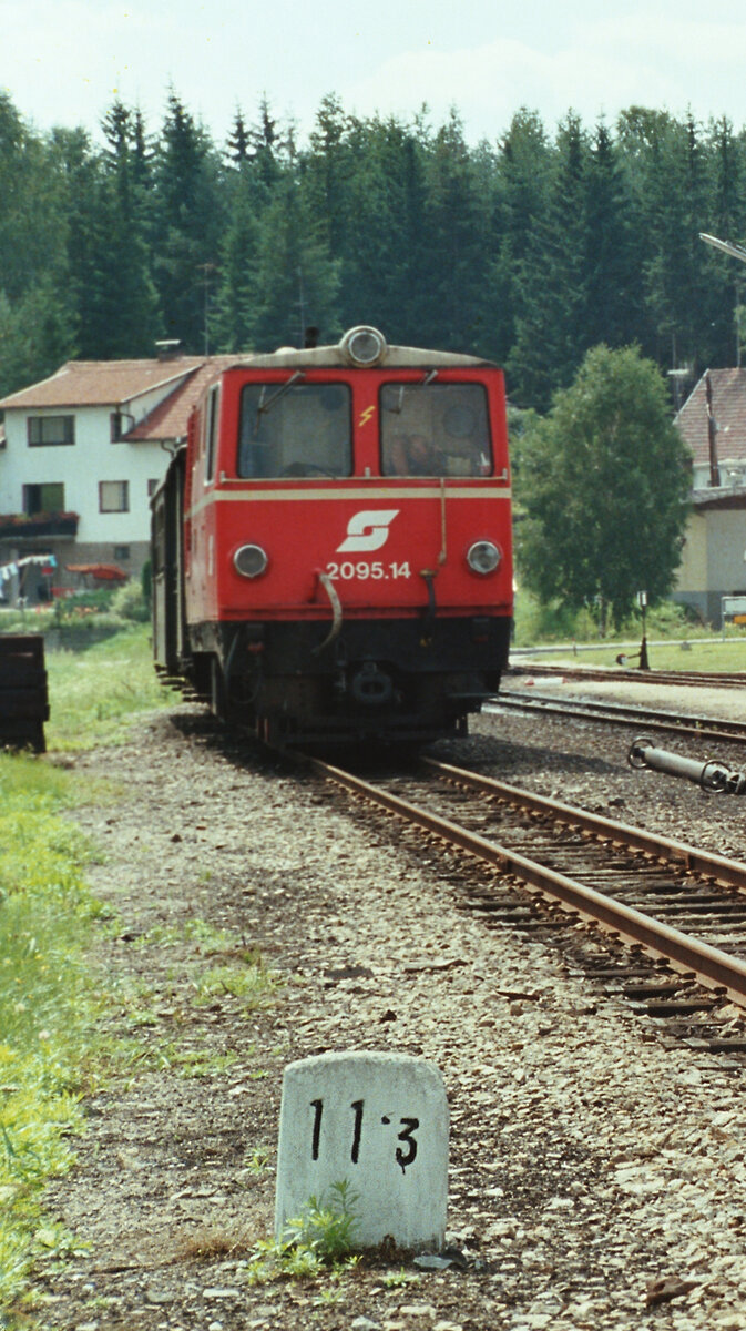 Waldviertelbahn zu ÖBB-Zeiten, Diesellok 2095.14 vor dem Bahnhof Alt-Nagelberg, 20.08.1984