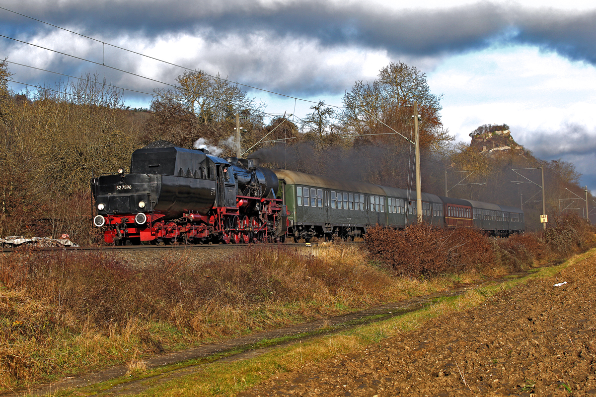 Wannentender voran ab Immendingen,fährt die Dampflokomotive 52 7596 mit ihrem Sonderzug aus Horb am Neckar an den Weihnachtsmarkt in Konstanz am Fusse des Vulkanbergs Hohenkrähen vorüber.Bild vom 21.12.2014