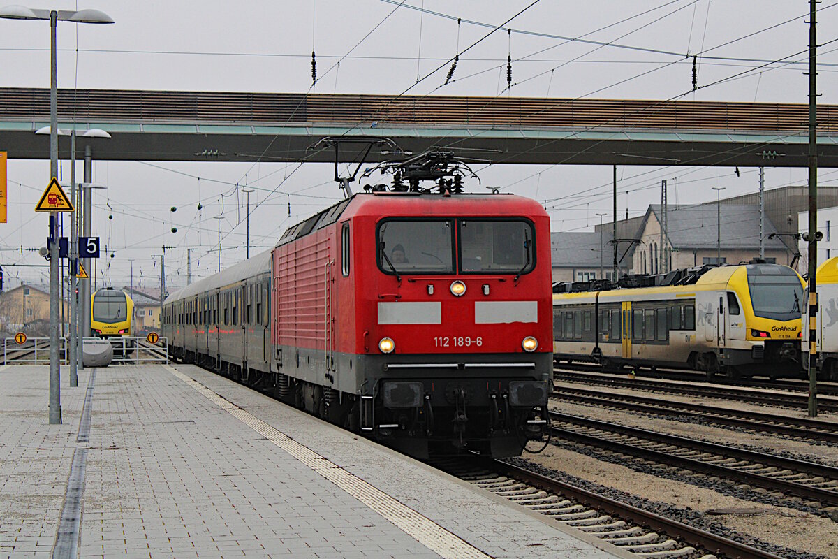 WEE 112 189-6 erreicht aus Donauwörth kommend mit dem RB89-Ersatzzug den Endbahnhof Aalen Hbf. (04.03.2023)