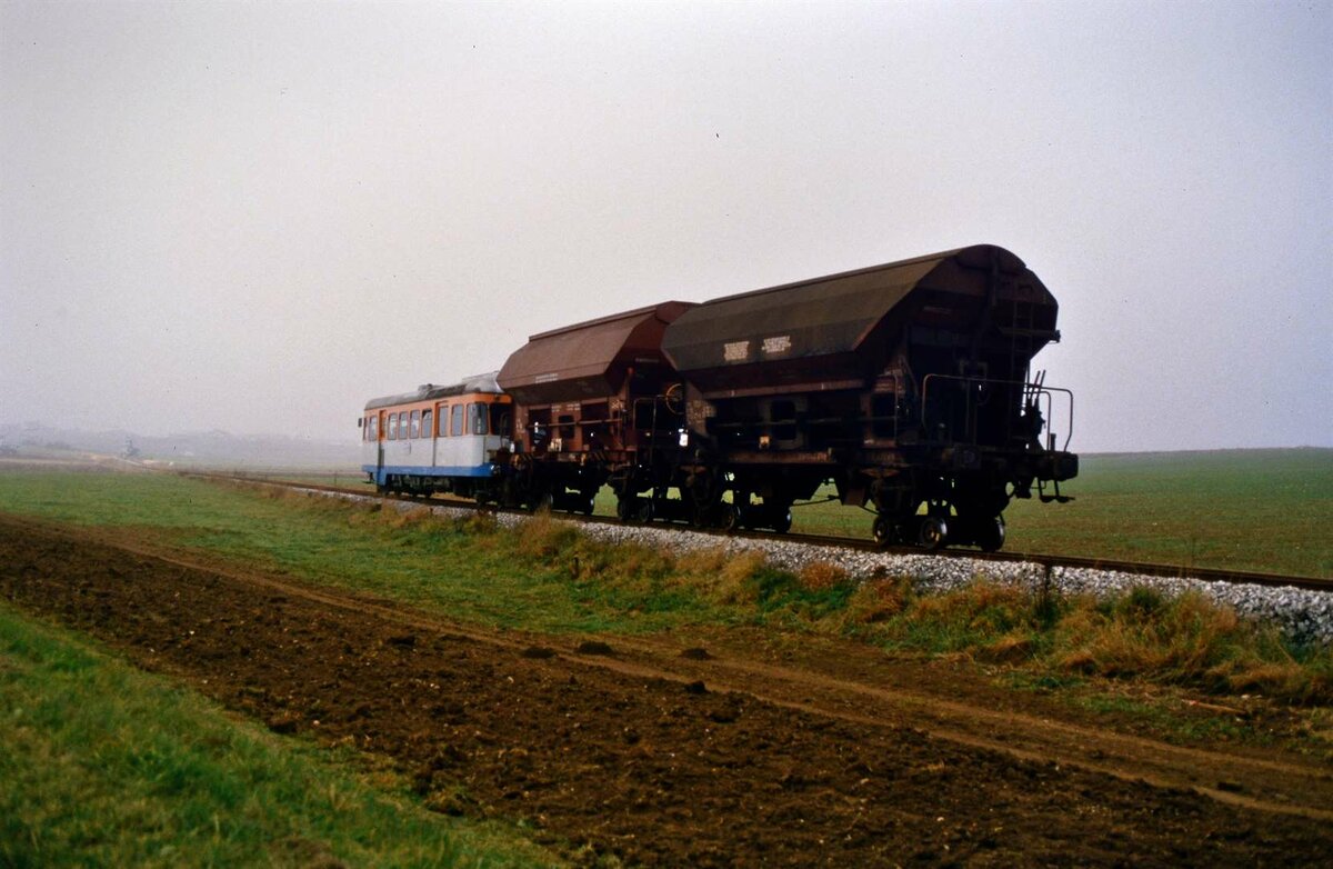 WEG-Nebenbahn Amstetten-Laichingen im Nebel (Spurweite von 1000 mm): Ein kleiner Zug mit Schienenbus ganz allein auf weitem Feld (02.11.1984)