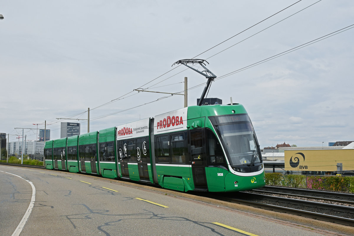 Wegen Bauarbeiten am Bahnhof SBB werden diverse Linien umgeleitet oder verlängert. Hier fährt der Be 6/8 Flexity 5038, auf der Linie 1, zur Endstation M-Parc. Die Aufnahme stammt vom 16.04.2019.