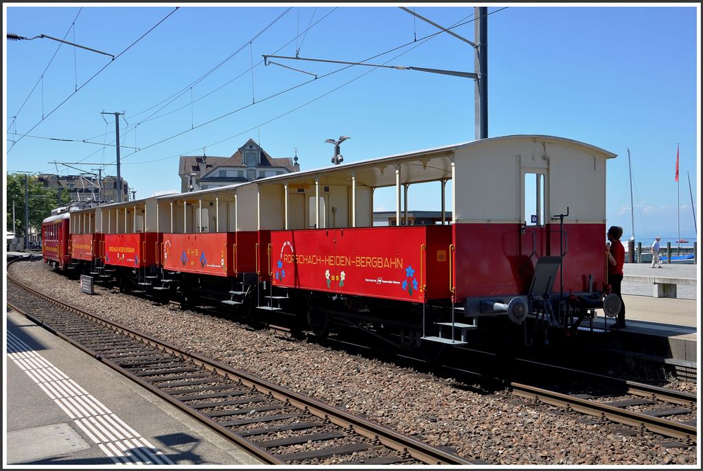 Wegen eines Defektes am BDeh 3/6 25 kam heute der ABDeh 2/4 24 mit vier der fünf Sommerwagen zum Einsatz. Rorschach Hafen S25 5027 nach Heiden. (05.06.2015)