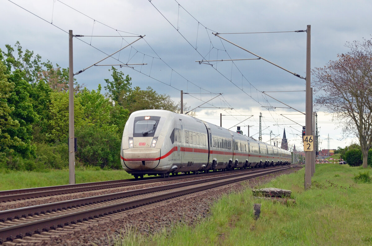 Wegen einer Streckensperrung zwischen Wittenberg und Berlin wurde auch der Fernverkehr über Dessau umgeleitet. Am 05.05.24 rollt ein Triebzug der Reihe 412 durch Greppin Richtung Dessau. Danke für den Lichtgruß!