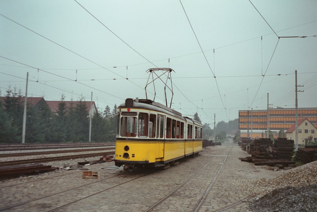 Wehmütige Schönheit einer früheren Zeit, eingefangen neben dem  Möhringer SSB-Bahnhof: Ein DoT4 (MF Esslingen), Nr. 906 , völlig verlassen. Datum unbekannt