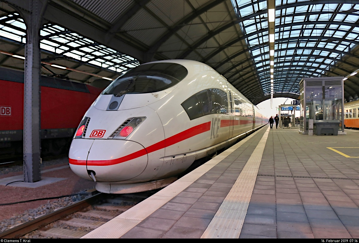 Weil der  Rennsteig-Express  (DPE 92150) von Meiningen nach Berlin-Lichtenberg in Halle(Saale)Hbf auf Gleis 8, dem Stammgleis für die ICE, für rund eine halbe Stunde bis 7:20 Uhr hält, muss sogar ein 403 als ICE 1001 (Linie 29) von Berlin Gesundbrunnen nach München Hbf auf das benachbarte Gleis 9 unangekündigt ausweichen.
[16.2.2019 | 7:16 Uhr]
Hinweis an die Admins: Das Bild wurde mit dem Kit-Objektiv (Canon EF-S 18-55mm f/3.5-5.6 IS STM) aufgenommen.