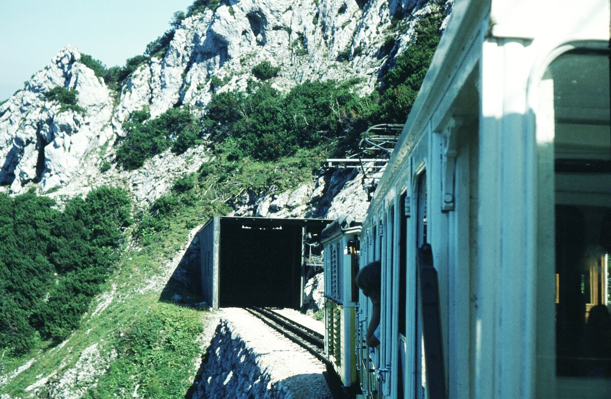 Wendelstein Zahnradbahn__ Einer der 7 Tunnel auf der Strecke__16-08-1973