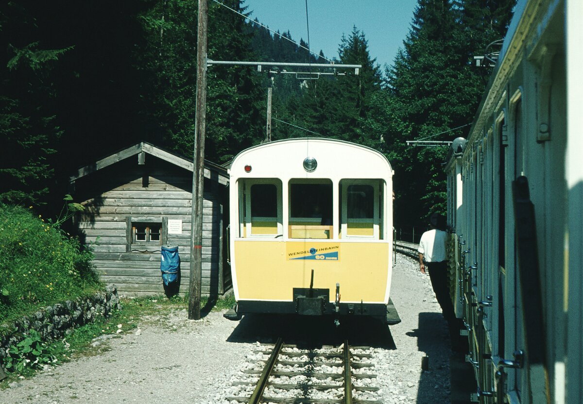 Wendelstein Zahnradbahn__Begegnung auf der einzigen Ausweichstelle : Station 'Aipl'. Ohne Zahnstange, da keine Steigung und die Laufräder mit angetrieben sind.__16-08-1973