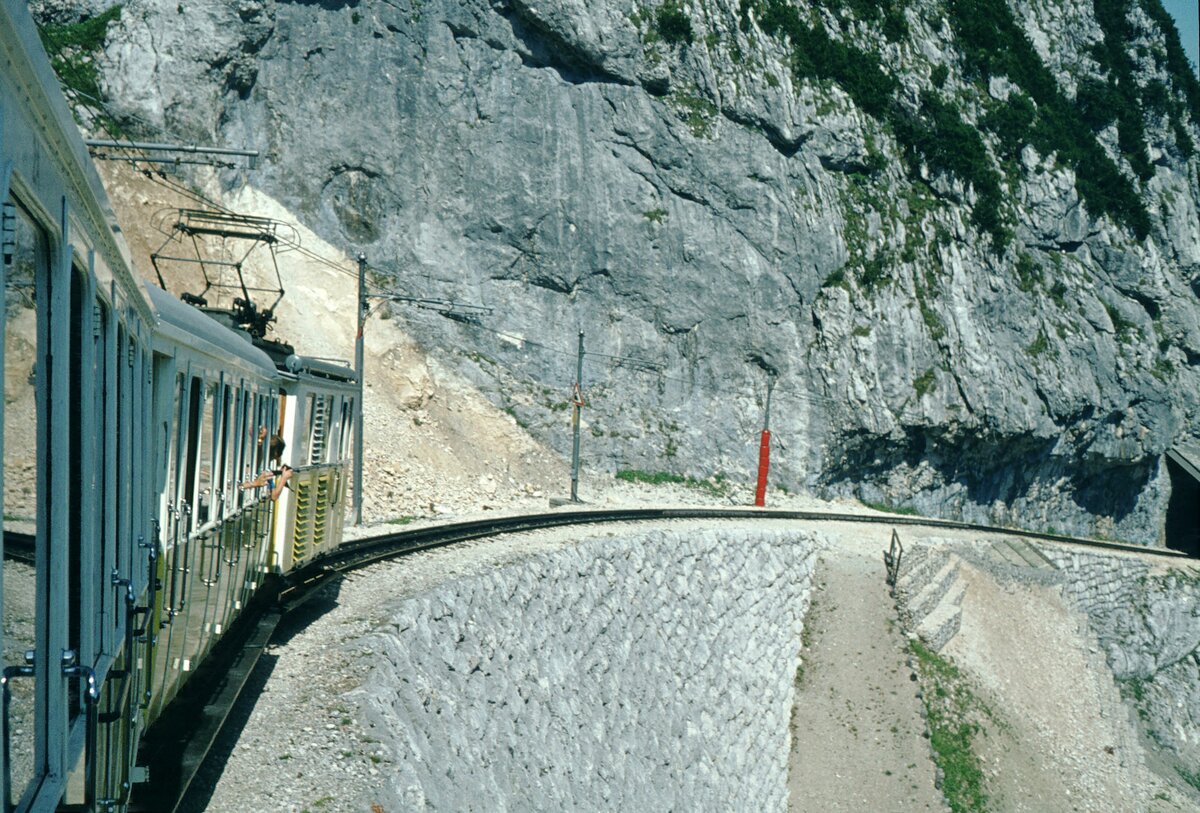 Wendelstein Zahnradbahn__Fahrt auf dem hohen Damm__16-08-1973