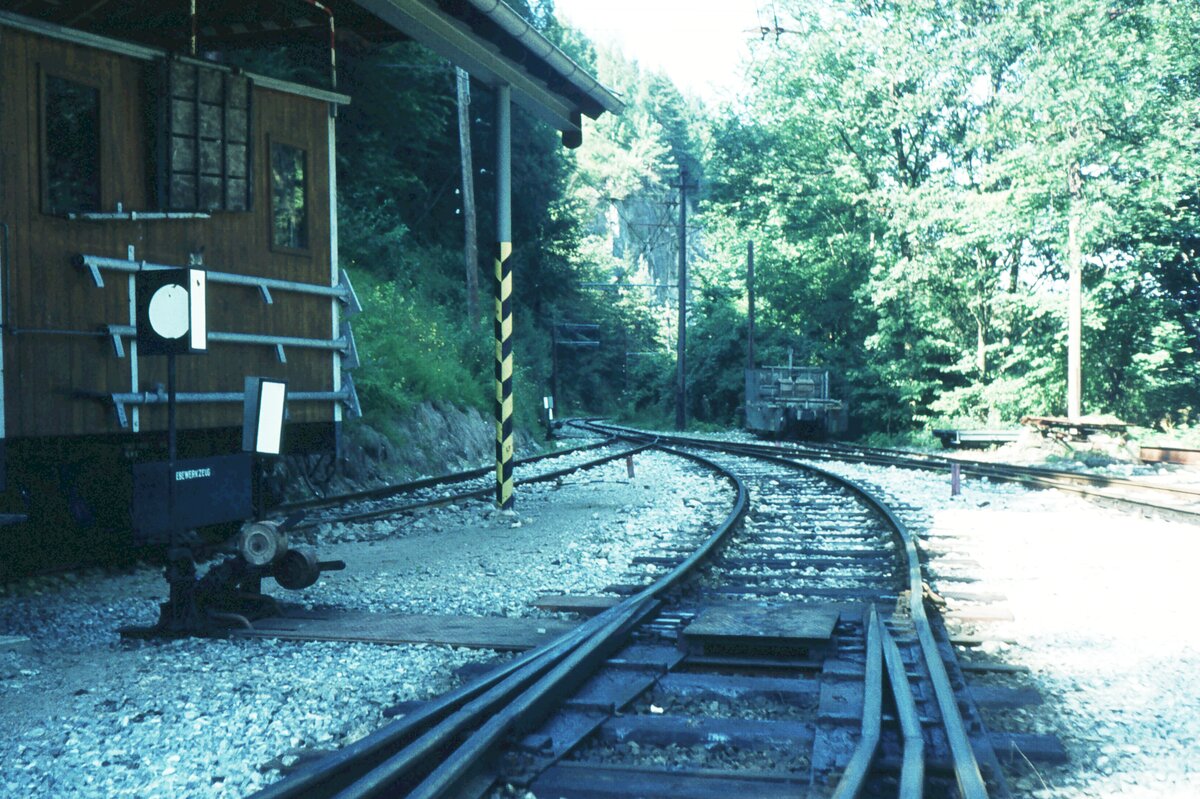 Wendelstein Zahnradbahn__Vor der Wagenhalle : warum 2 Weichen, wenn es auch mit einer geht ? Bis hier reiner Adhäsionsbetrieb, ohne Zahnstange.__16-08-1973