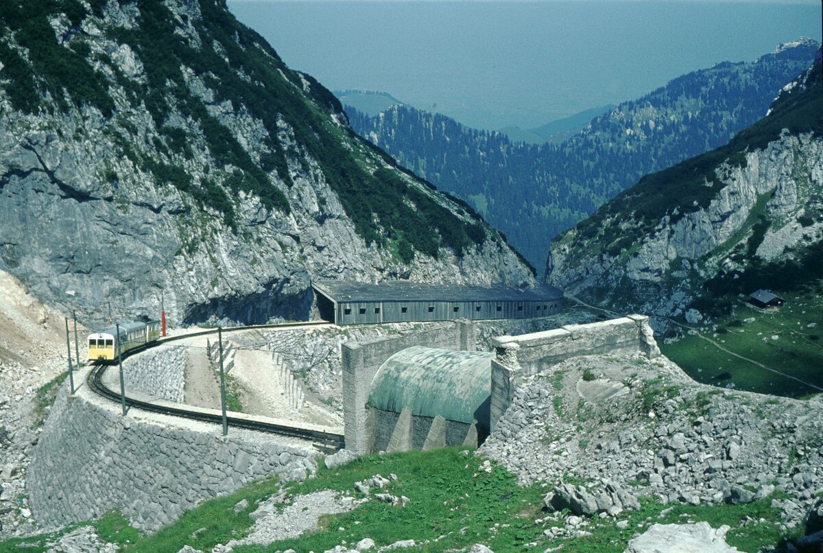 Wendelstein Zahnradbahn__Zug auf dem hohen Damm__16-08-1973