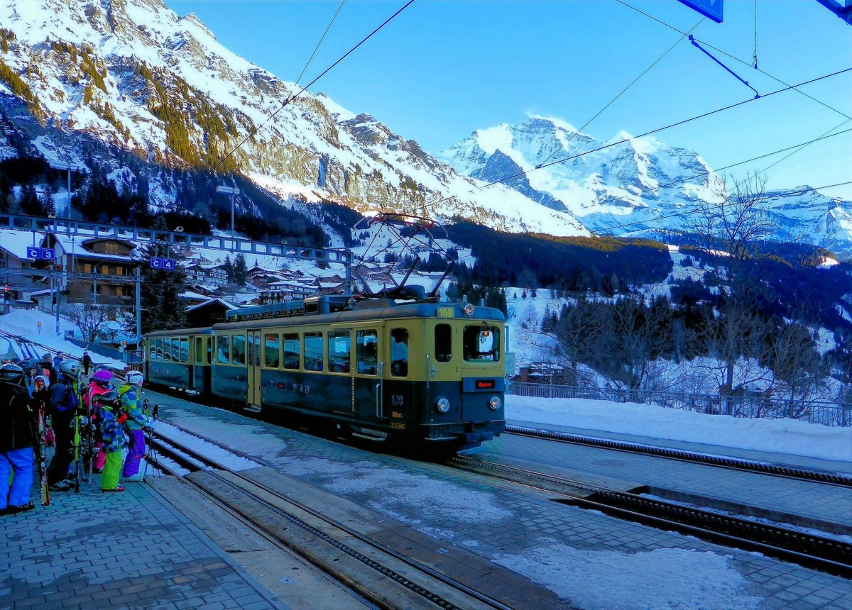 Wengernalpbahn - Sonne und Schatten: Wenn in den Bergtälern die Sonne mit ihren hellen, warmen Strahlen hinter dem Bergkamm verschwindet, breitet sich jäh eisige Kälte aus und die Landschaft taucht ein in ein bläuliches Licht. In dieser Stimmung fährt am Ende eines schönen Tages Triebwagen 108 in Wengen ein. 20.Februar 2015.  