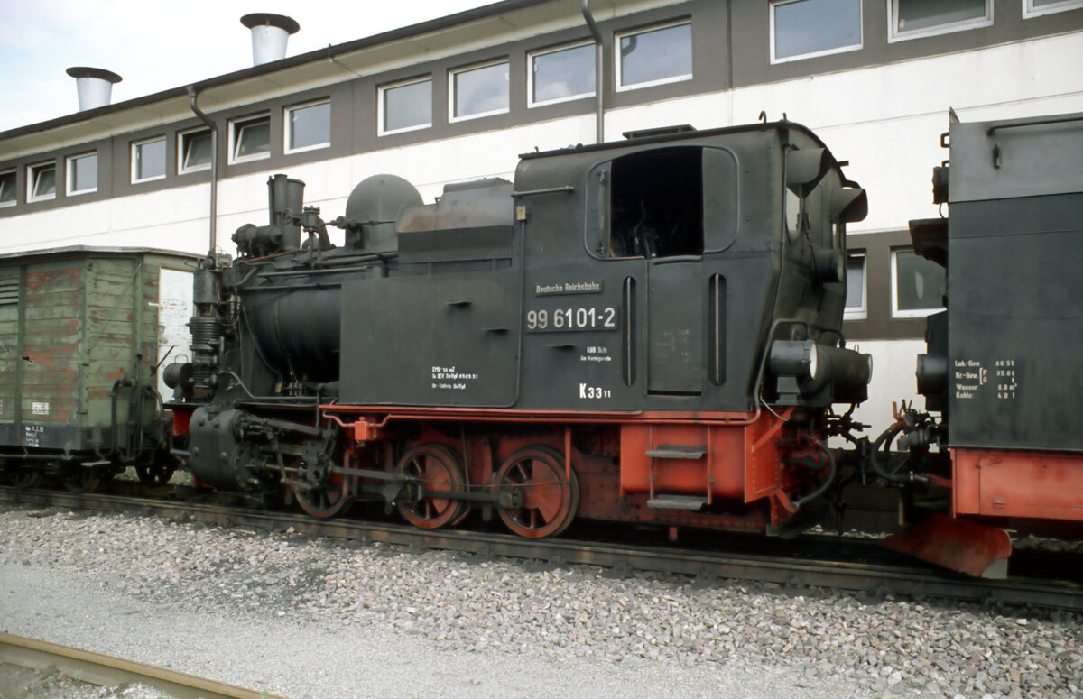 Wenige Monate vor ihrer offiziellen Umzeichnung in 099 130 steht die DR 99 6101 am 10.04.1991 im Bw. Wernigerode-Westerntor.