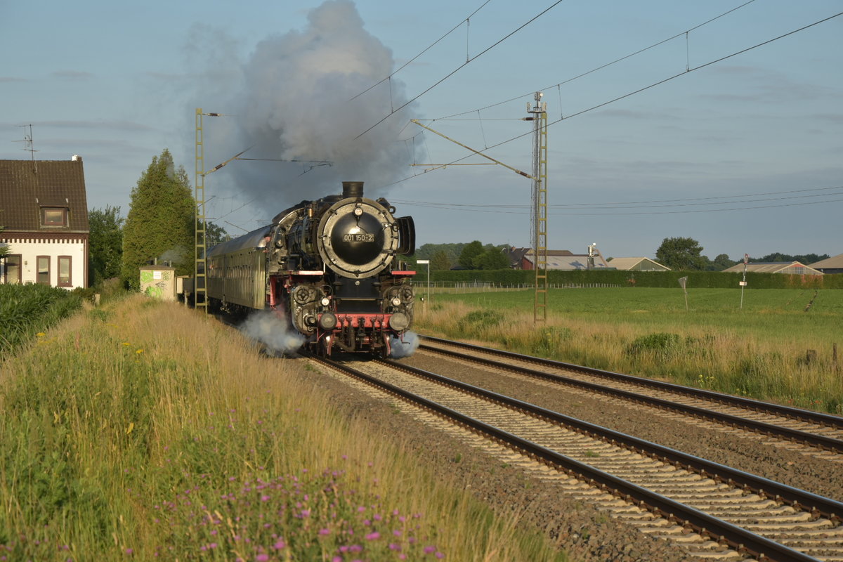 Wenn früh am Morgen der Fotograf im Acker steht und die 01 150/alias 001 150-2 nach Emden geht, solch ein Bild entsteht.(reim dich oder ich zwing dich;-D) Mit einem Sonderzug am Haken von Mönchengladbach Hbf nach Emden ist sie mir hier bei Anrath am frühen Samstagmorgen den 24.6.2017 gegen 6:32 Uhr gen Krefeld fahrend vor die Linse geraten. Der Zug war recht stimmig mit Wagen bestückt, einzig der CBB Wagen in beige/blau viel etwas aus der Reihe. Dennis Fiedler hat vom Seitenweg einige weitere Bilder gemacht. 