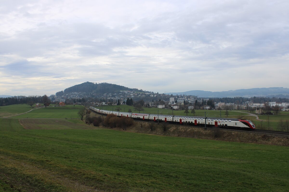 Wenn der Twindexx auf der Strecke St. Gallen - Wil in Doppeltraktion unterwegs ist, so bildet er meistens den IC1 auf der Relation St- Gallen - Genf Flughafen. So auch der RABDe 502 010  Genève  auf dem Bild, der mit seinem führenden Bruder zusammen in einer Minute in Uzwil den nächsten Zwischenhalt einlegen wird.

Uzwil Stolzenberg, 10.02.2024