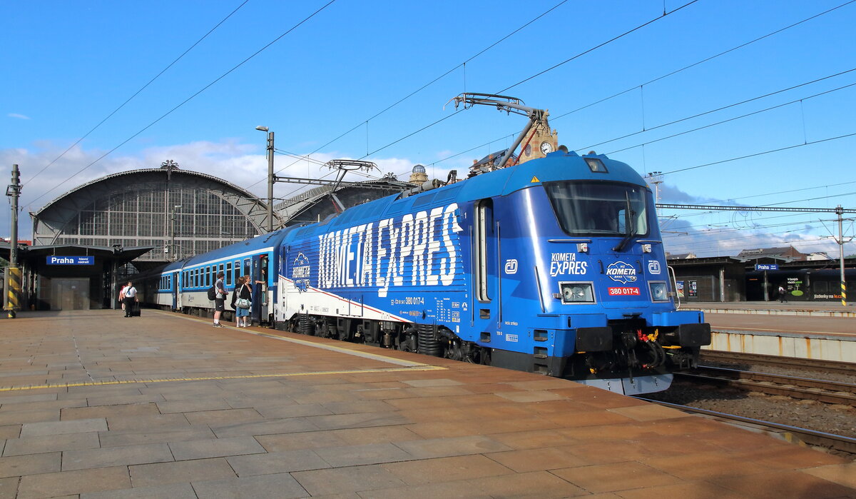 Werbe 380 017 am EC nach Budapest am 22.06.2024 wartet auf Abfahrt in Prag 