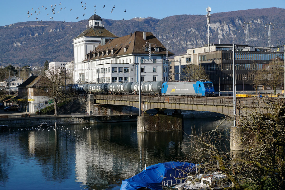 Widmer Rail Services AG/WRS.
Kesselwagenzug mit der 185 525-2 beim Passieren der Aarebrücke Solothurn am 16. Januar 2020.
Foto: Walter Ruetsch