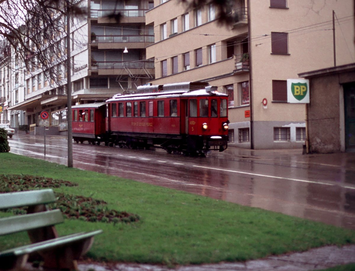 Wie eine Spielzeugeisenbahn ... An einem regnerischen Märzmorgen 1978 fährt der Zug von Nyon nach La Cure. Digitalisiert von einer Kodak-Folie.