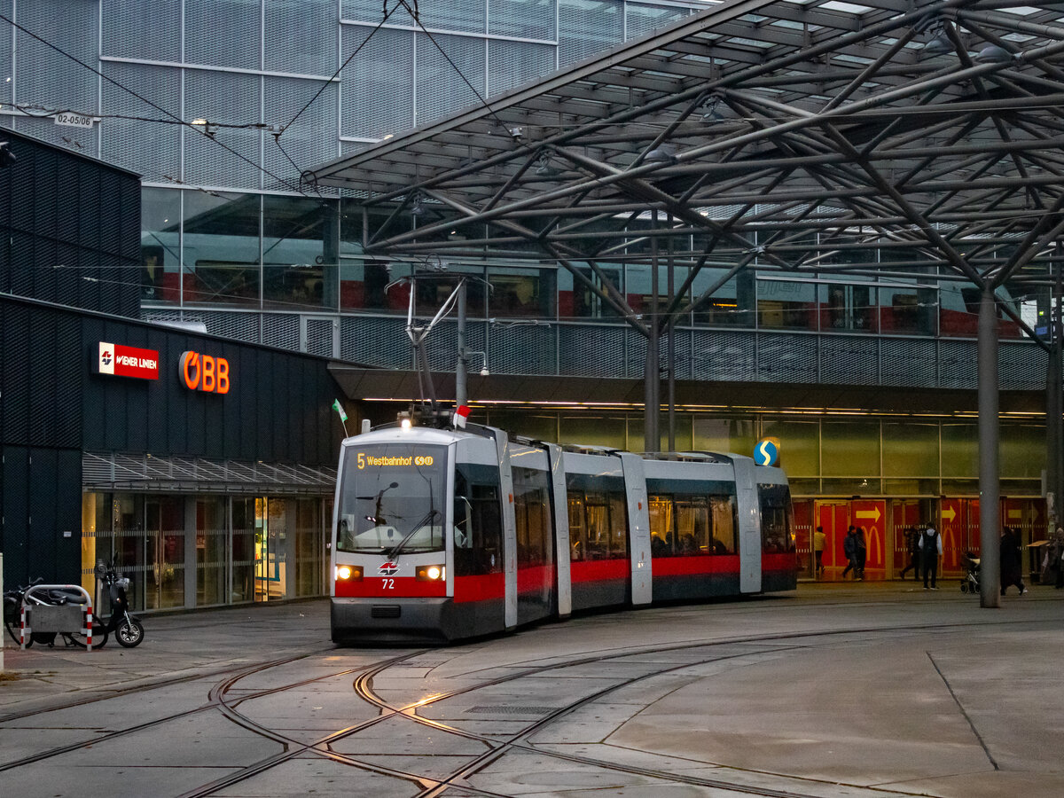 Wien. Bei Einbruch der Dämmerung am 03.12.2024, verlässt der ULF 72 hier die Haltestelle Praterstern zum Westbahnhof.