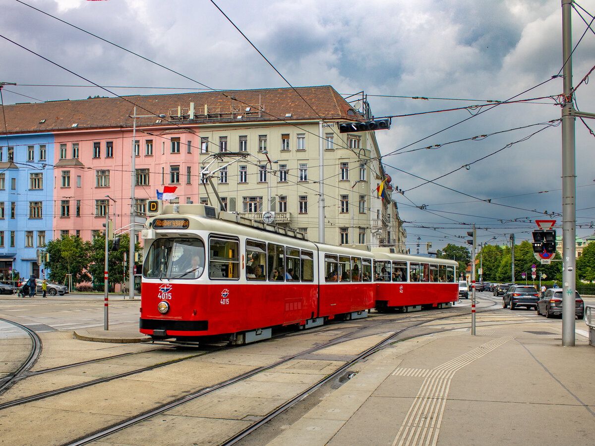 Wien. Der E2-Triebwagen 4015 erreicht hier am 21.05.2024 die Haltestelle  Quartier Belvedere  als Linie D.