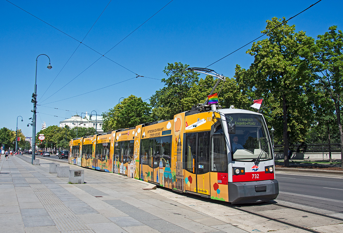 Wien ULF B1 732 wirbt derzeit für Turkish Airlines und war am 07.06.2016 auf der Linie 2 unterwegs und ist hier beim Parlament zu sehen. 